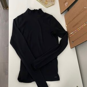 Black turtleneck with cute collar hollister black